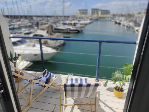 Seafront Apartment | Tiny float home Brighton