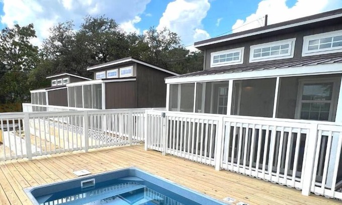 Lakehills Cabin | Tiny Home at Medina Lake (w/Hot Tub & Pool)