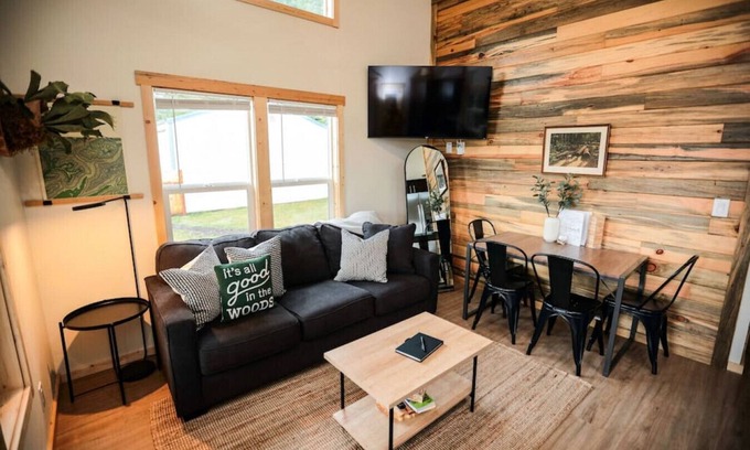 Forks House | Tiny home in the heart of Forks w/starlink & yard
