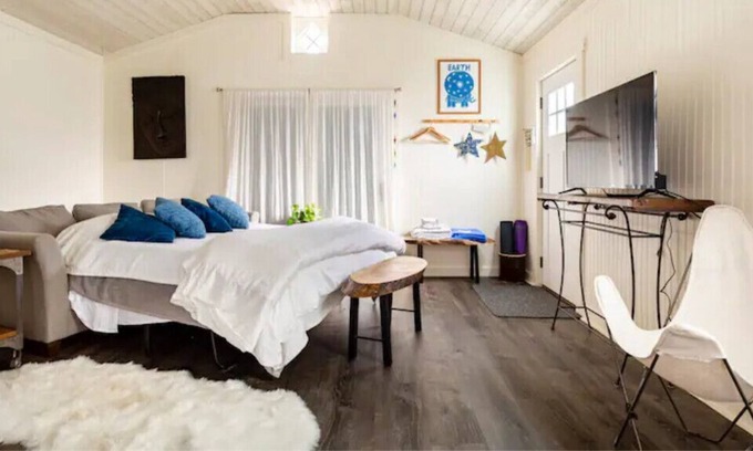 Guilford House | Tiny House Bungalow-Walk to Beach, Town and Train