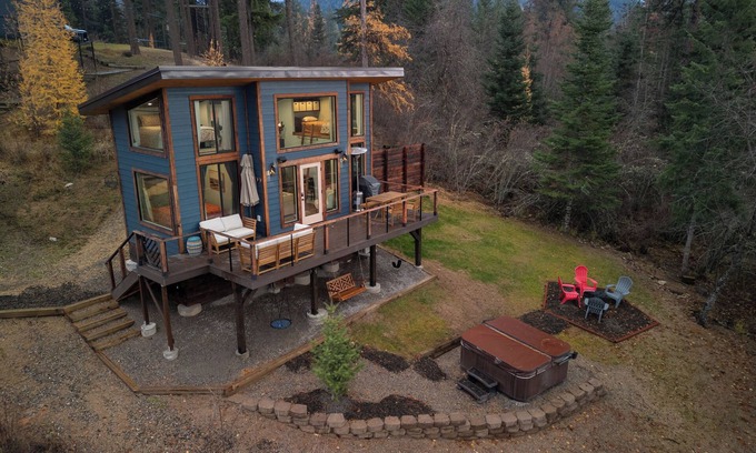 Hayden Lake House | Tiny House on Hayden Lake with beach access and hot tub