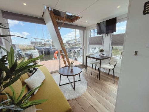 Zeewolde Boat Rental | Tiny lake houses near the beach and centre by Weltevreden Experience