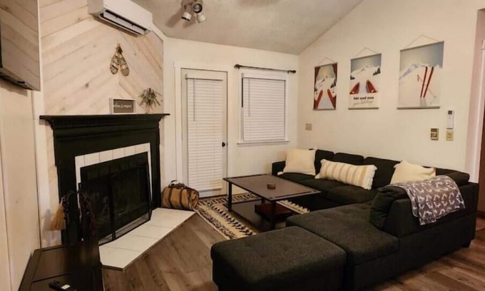 Union Dale House | Tioga Townhouse: Save 20% Stay in 2BR Under the Stars!