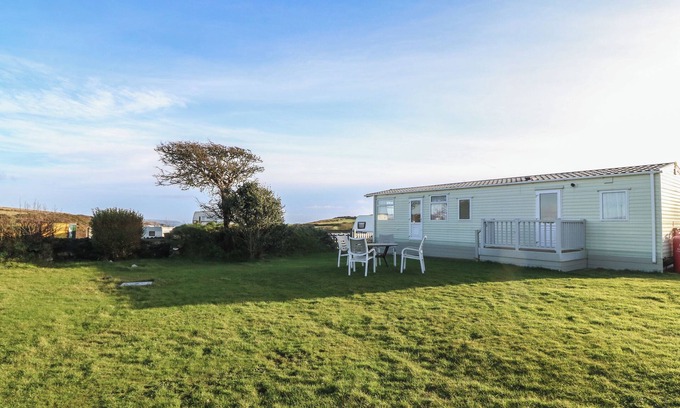 Garn Fadryn Cottage | TIR GLYN CARAVAN, family friendly, with a garden in Aberdaron