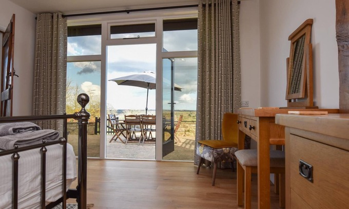 Ryde Apartment | Tithe Barn Little Upton Farm