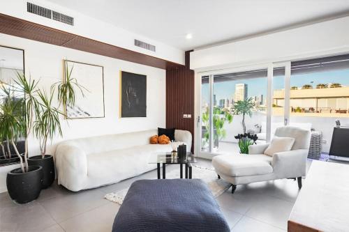 Tel Aviv City Center Apartment | TLV Penthouse With bomb shelter, Hottub and OutDoor Kitchen