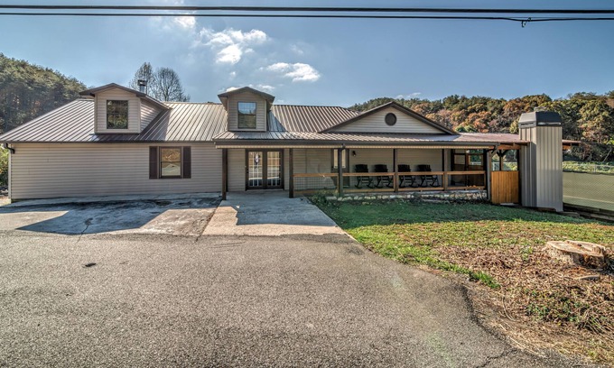 Williamstown House | Toccoa River home with fireplace, deck, central AC, & quick access to Downtown