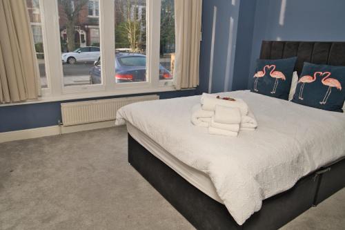 Ealing Common Apartment | Together in Ealing, Modern Two Bedroom Flat with Garden, Patio, Parking and Sleeps Five