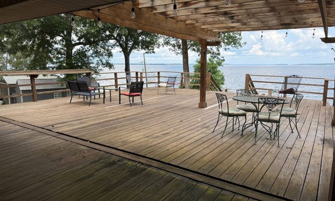 Negreet House | Toledo Sunset and all its “Big Deck Energy”