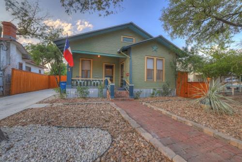 New Braunfels House | Tolle Haus: W/Pool & Firepit-Walk to Schlitterbahn, Comal Chutes & Downtown!