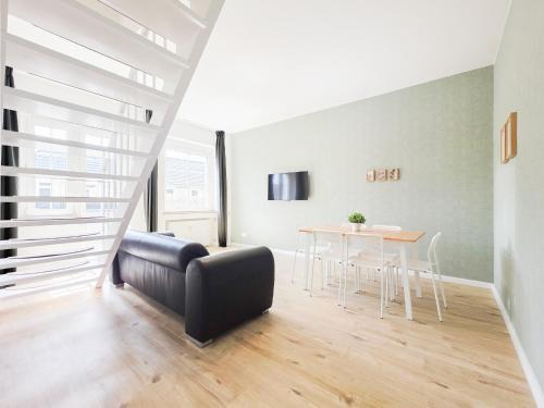 Gerresheim Apartment | Tolstov Apartments - 4 Room Apartment - Maisonette - Balcony - 20 Min Messe DUS and Old Town DUS