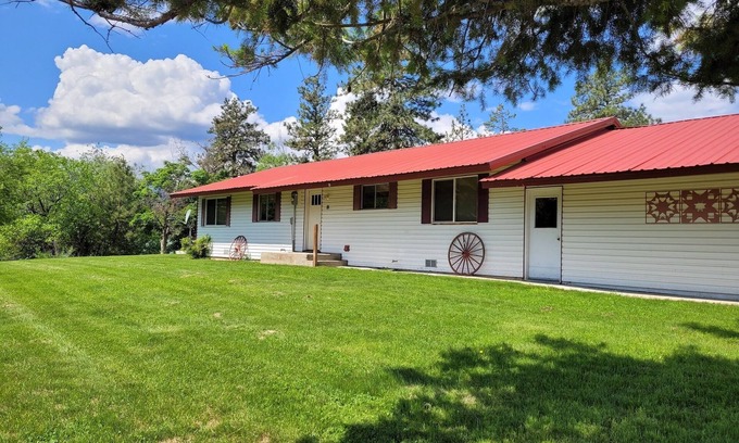 Winthrop House | Tom's Mom's-Dog Friendly/WalkWinthrop! Parking for Recreational Vehicles!