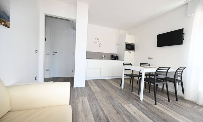 Malcesine Apartment | TONELLI HOUSE WATER APARTMENT GROUND FLOOR MALCESINE LAKE GARDA