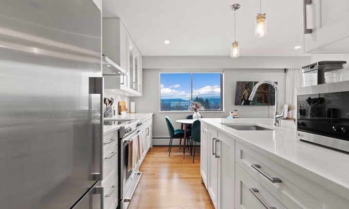 Fairview Condo | Top floor 1 bedroom Kitsilano apartment with ocean views