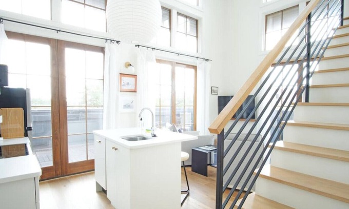 Yamacraw Village Apartment | Top-Floor 2 BR in the Heart of Downtown Savannah