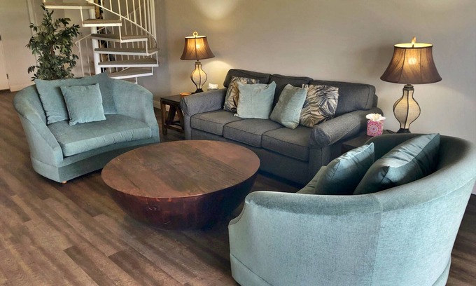 Princeville Condo | Top-floor condo with amazing ocean/Bali Hai view, lanai, AC, 2 pools & tennis
