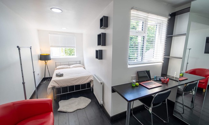 Selly Oak Apartment | Top floor studio close to City!