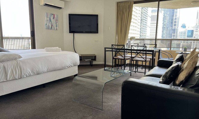 Darlinghurst Apartment | Top Floor Sydney Hyde Park with Balcony & Views