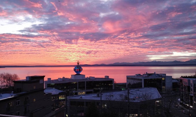 Downtown Seattle Condo | Top Floor Water View Oasis near Space Needle & Cruise