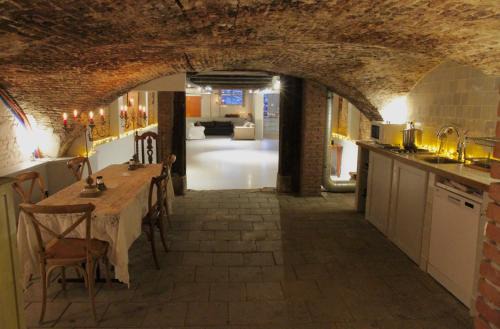 Nieuwmarkt en Lastage Bed & Breakfast | Top-notch apartment along canal in historic centre