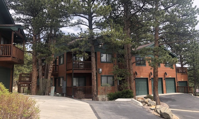 Stanley Hills Condo | Top Quality Home -Moose Lodge - Great Prices close to RMNP dntn EP hiking trails