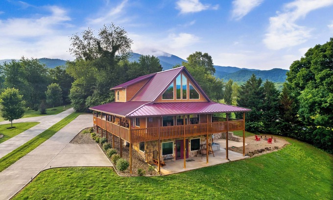 Gatlinburg - Pigeon Forge Cabin | Top-rated neighborhood + Mountain View! Outdoor + Indoor Pools