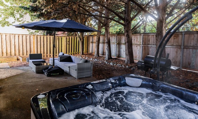 Vancouver House | Top Relaxation Spot! Hot tub, Grill, AC and WiFi in Vancouver