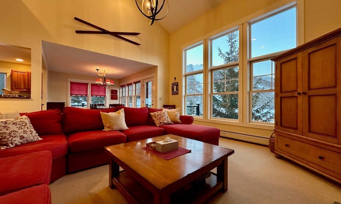 Central Vermont- Killington Condo | Topridge Style 3BR/4BA with Hot Tub, Ski On Ski Off, Mountain Views and Discounted Ski Rentals