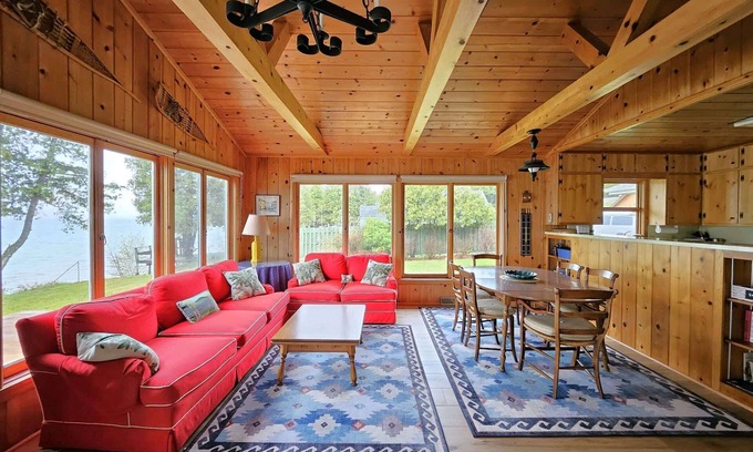 Bellaire House | TORCH LAKE CLASSIC COTTAGE