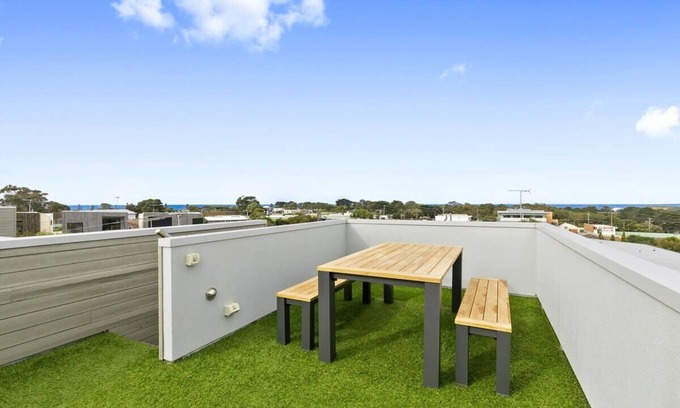 Torquay House | Torquay Point: Ocean Views and Rooftop Terrace