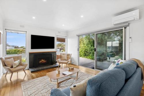 Torquay House | Torquay Springs with pool 600m to beach