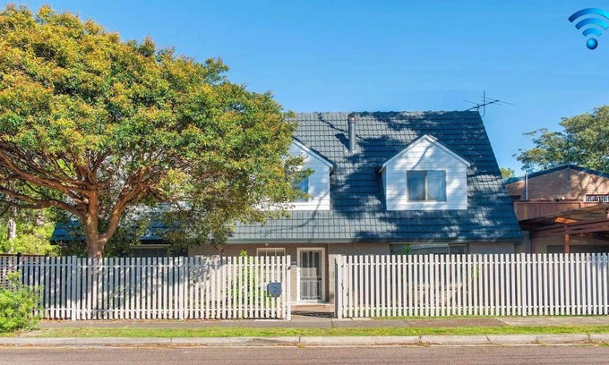 Salamander Bay House | Tosari – Stay 3, Pay 2
