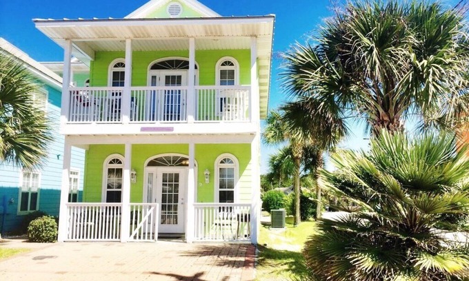 Lullwater Beach House | TOTALLY BEACHIN' - BEACHES OPEN! BOOK NOW! STEPS TO SHOPS, BEACH, POOL!