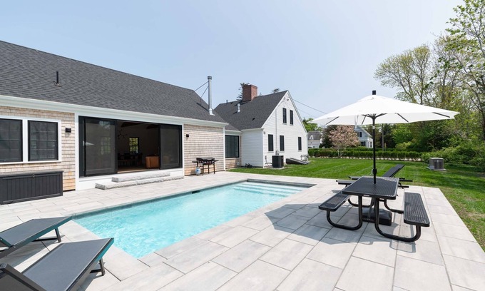 Dennis House | Totally Renovated Antique with a Pool - Sleeps 10