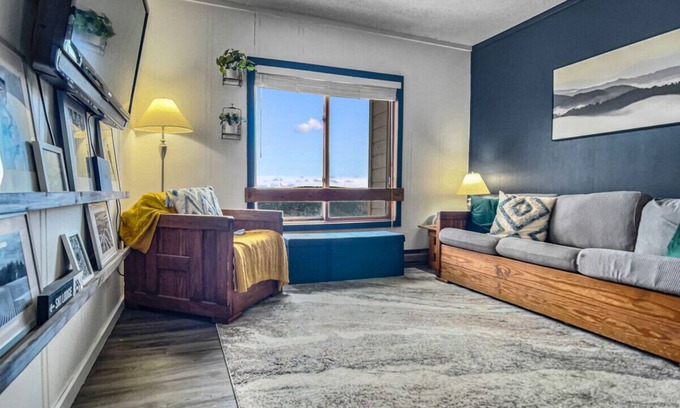 Snowshoe Apartment | TOTW324 Stunning Views Ski In/Out WiFi Slopeside