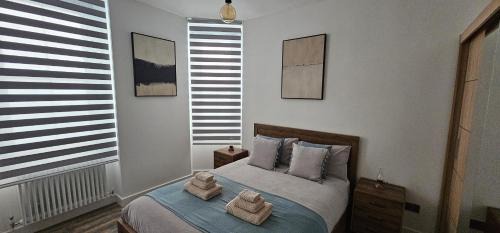 Riverside House | Tower Bridge spacious KING BEDROOM with extra large windows