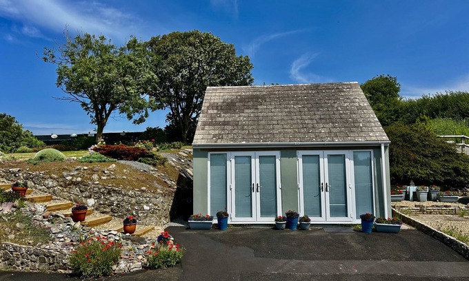Pembroke Cottage | TOWER COTTAGE, pet friendly, with a garden in Pembroke