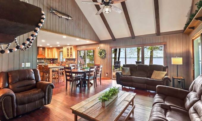 St Germain House | Towering Pines - Hiller Vacation Homes - Lost Lake Executive Home - Free WIFI