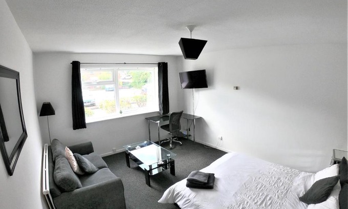 Basingstoke Apartment | Town Centre Studio Flat!