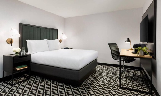 Brookline Hotel | Town House Queen Room at Arcadian Hotel! Close to Coolidge Corner Theatre