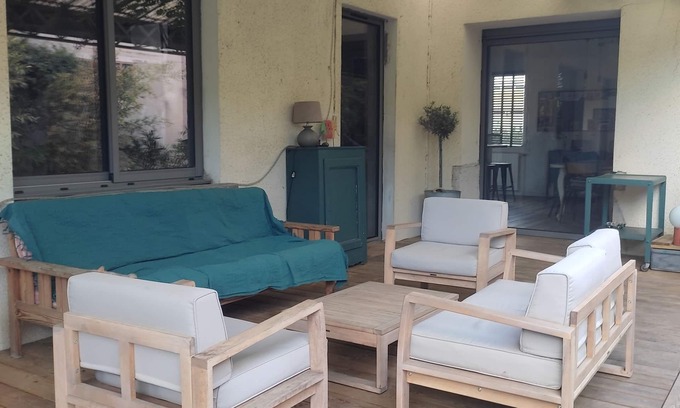 Crest House | Town house with covered terrace and large garden