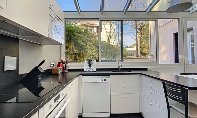 Saint-Cloud House | Town house with kitchen veranda and terrace