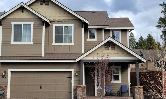 Flagstaff House | Townhome in the Pines! Comfy, Cul-de-sac, A/C, FP, close to NAU/downtown/hiking