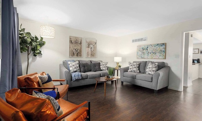 Grandview House | TownHome Minutes away from KC|Sleeps 10 &Renovated