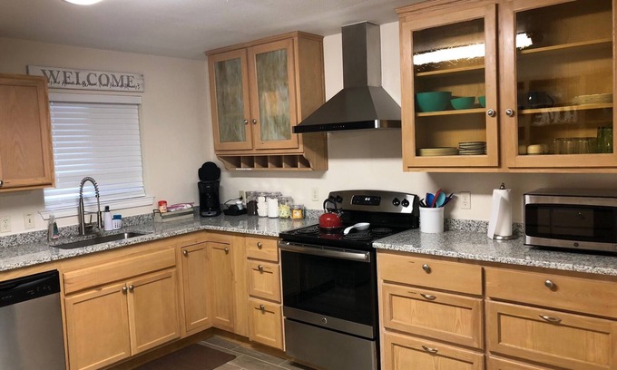 West San Antonio House | Townhome near Lackland AFB for BMT and Sea World