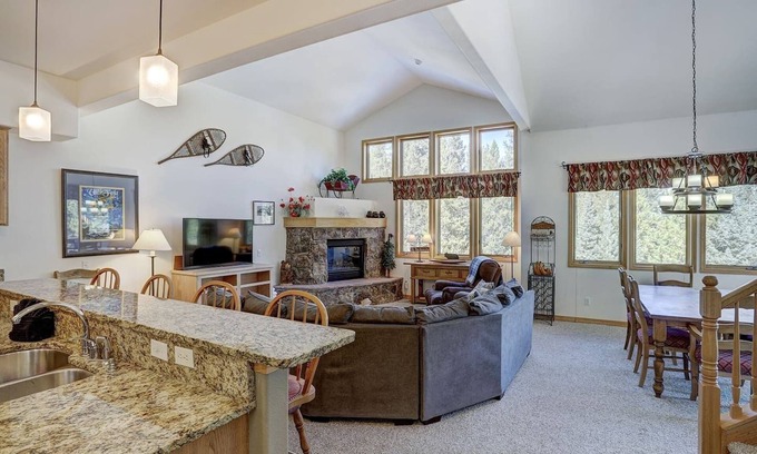 Peak 8 House | ⭐️ Townhome On Bus Route, NordicTrails HeatedGarage, Close to Slopes EV Charger