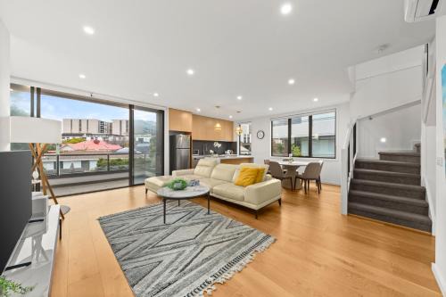 Caulfield North House | Townhouse in Caulfield with Garage