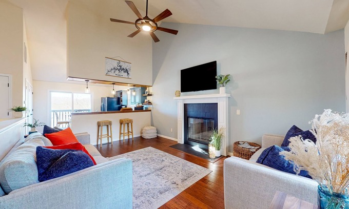 Eureka Springs House | Townhouse near Table Rock Lake with golf, tennis, views, fireplace