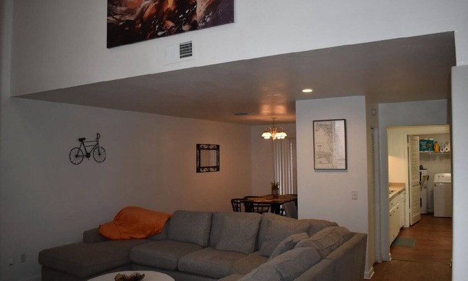 Ocala Apartment | Townhouse Retreat with WiFi, AC in awesome Ocala