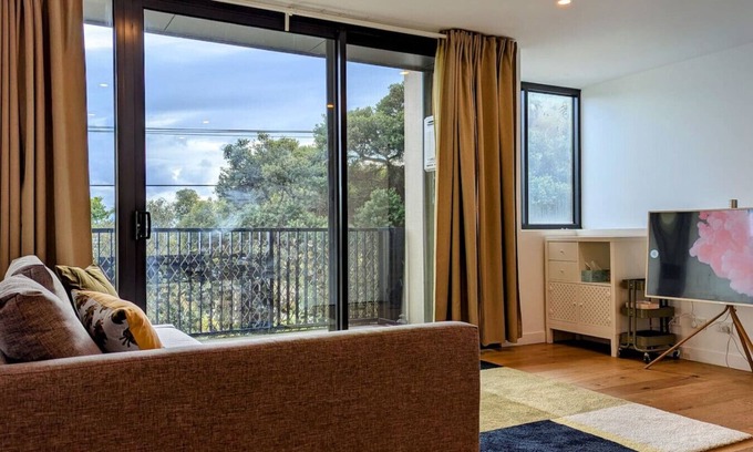 Burwood House | Townhouse with 2.5 bathrooms and double garage